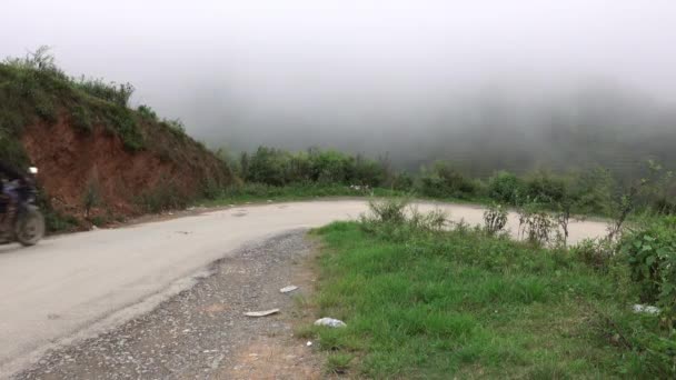 Tráfego em um Switchback de montanha — Vídeo de Stock