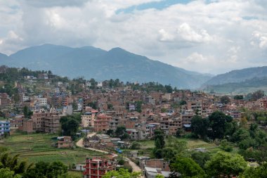 Nepal tepelerindeki küçük bir kasabanın yüksek açılı manzarası.