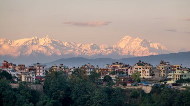 Himalaya Dağlarının Katmandu 'daki Sunset' teki güzelliği.