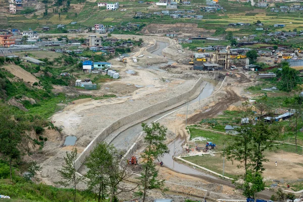 Vadi 'deki nehrin yeniden yönlendirilmesi çok fazla kirliliğe yol açıyor..