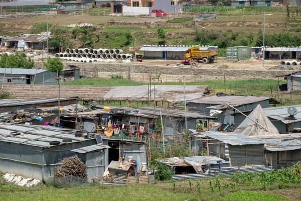 在尼泊尔加德满都市郊建了许多锡棚屋 — 图库照片