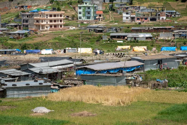 在尼泊尔加德满都市郊建了许多锡棚屋 — 图库照片