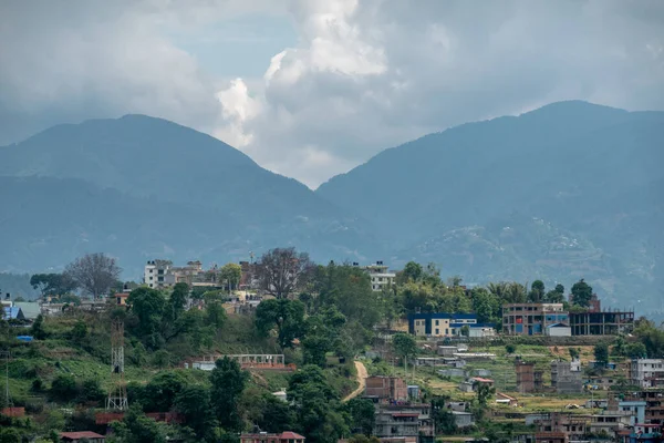 尼泊尔山顶上的一个小村庄 被山脉环绕着 — 图库照片