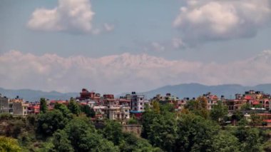 Himalaya Dağları 'nın ve Nepal' in Katmandu şehrinin üzerindeki bulutların hızlandırılması.