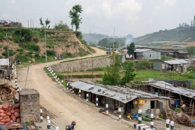 Nepal 'deki tarım topluluğunun kırsal kesiminde toprak bir yol..