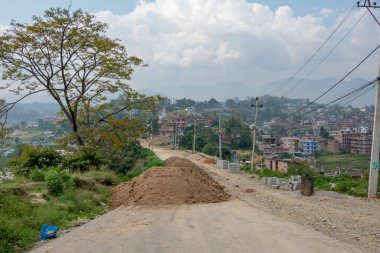 Nepal 'de inşaat halindeki bir yolda toprak yığınları.
