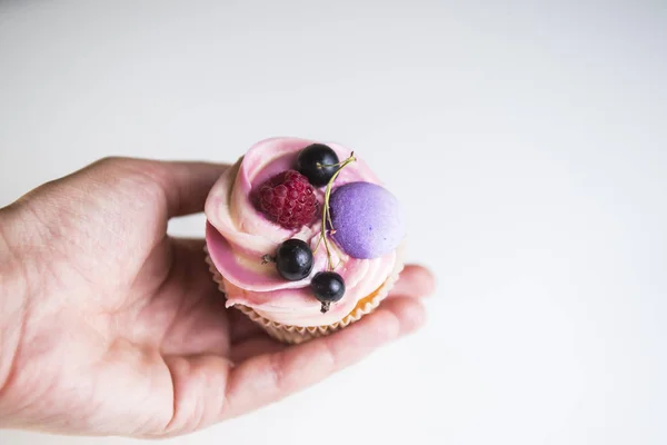 Kuchen in der Hand — Stockfoto