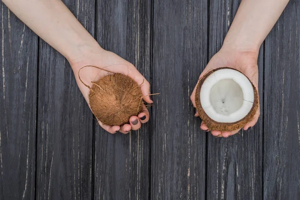 Frische Kokosnuss in weiblichen Händen — Stockfoto