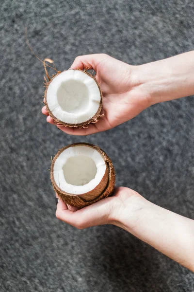 Segurando metade de um coco — Fotografia de Stock