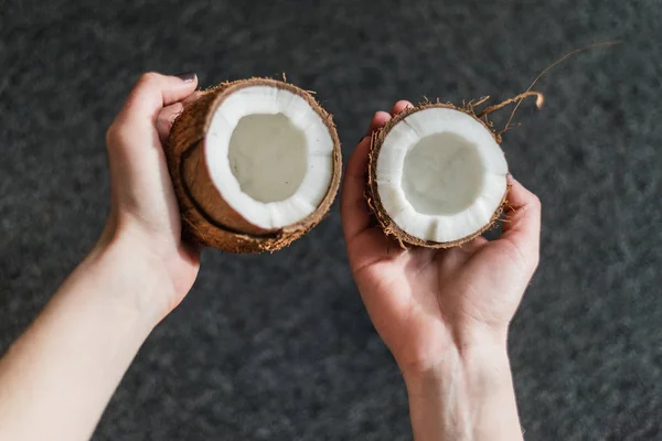 Держать половину кокоса — стоковое фото