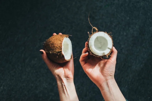 Segurando metade de um coco — Fotografia de Stock