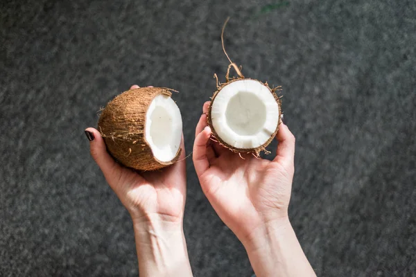 Segurando metade de um coco — Fotografia de Stock
