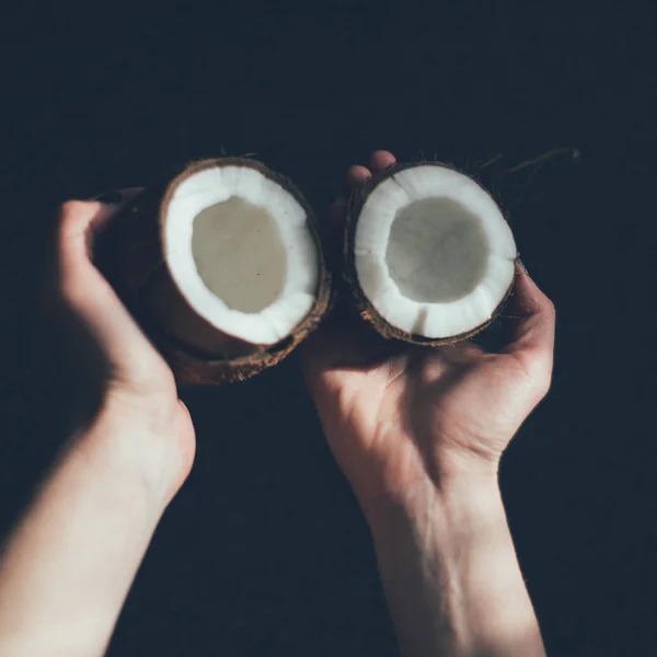 Segurando metade de um coco — Fotografia de Stock