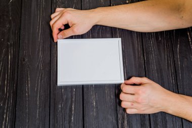 Çerçeve top ile erkek eller