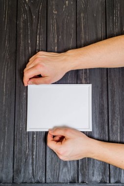 Çerçeve top ile erkek eller