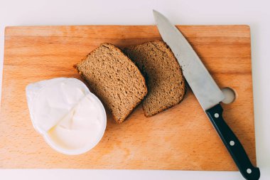 Ekmek ve tereyağı bıçağı ile