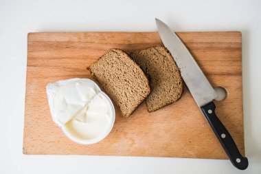 Ekmek ve tereyağı bıçağı ile