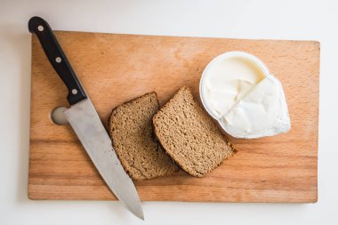 Ekmek ve tereyağı bıçağı ile