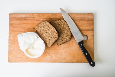 doğrama tahtası üzerinde ekmek ve tereyağı ile bıçak 