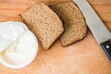 doğrama tahtası üzerinde ekmek ve tereyağı ile bıçak 