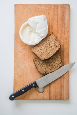 doğrama tahtası üzerinde ekmek ve tereyağı ile bıçak 