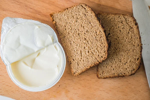 doğrama tahtasıüzerinde ekmek ve tereyağı 