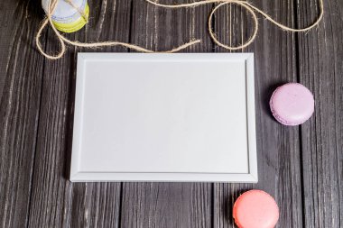 siyah ahşap renkli Fransızca Macarons 