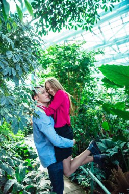 Botanik Bahçesi içinde genç Çift