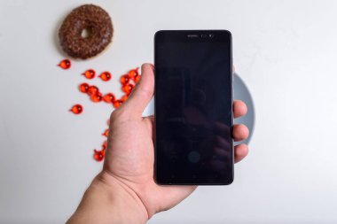 erkek elinde cep telefonu