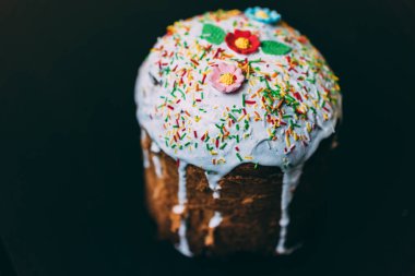 Renkli buzlanma ile Paskalya kek