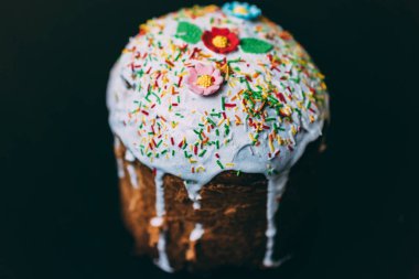 Renkli buzlanma ile Paskalya kek