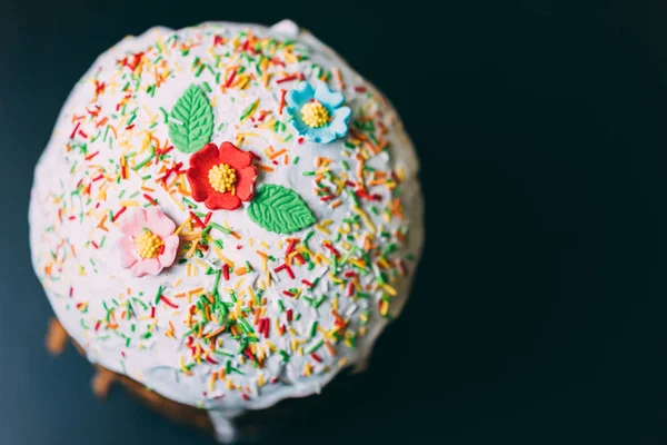 Osterkuchen mit farbigem Zuckerguss — Stockfoto