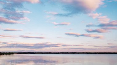 Sakin göl günbatımı 