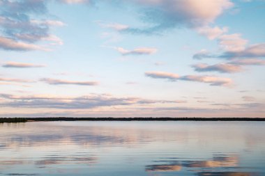 Sakin göl günbatımı 