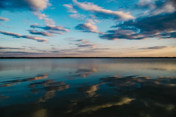 Ηλιοβασίλεμα στη ήρεμη λίμνη — Φωτογραφία Αρχείου