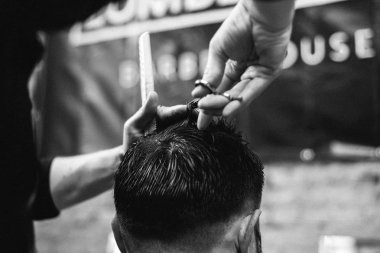 Genç Kuaför Saç kesimi kuaför dükkanında yapma