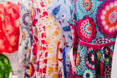 Bir mağazada renkli Tekstil