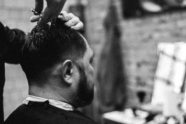 Young barber making haircut in barber shop — Stock Photo, Image