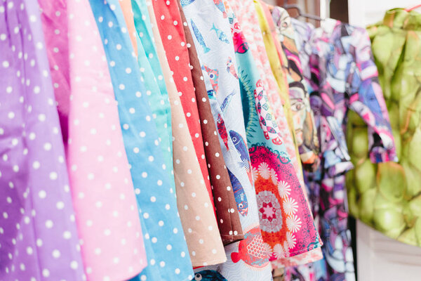 Цветной текстиль в магазине
