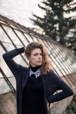 Cam yapıları yakınındaki siyah ceketli güzel kız