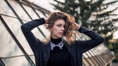 Cam yapıları yakınındaki siyah ceketli güzel kız