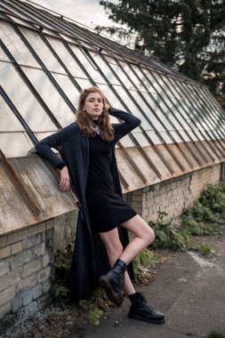 Cam yapıları yakınındaki siyah ceketli güzel kız