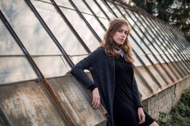 Cam yapıları yakınındaki siyah ceketli güzel kız