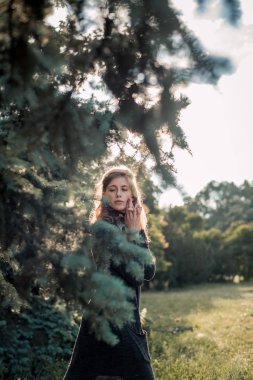 Çam ağacı ve güzel kız 