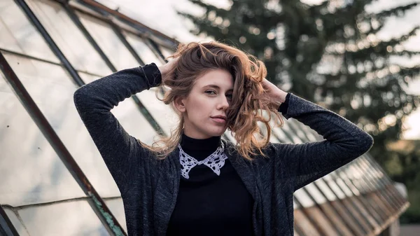 Cam yapıları yakınındaki siyah ceketli güzel kız