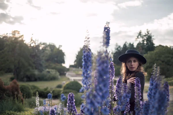 parkta fotoğrafı siyah genç kız