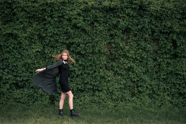 güzel kız bir bahçe duvarı karşı fotoğrafı