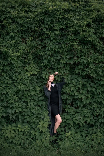 güzel kız bir bahçe duvarı karşı fotoğrafı