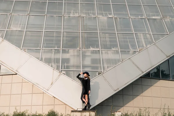 Metal mimari karşı genç kız 