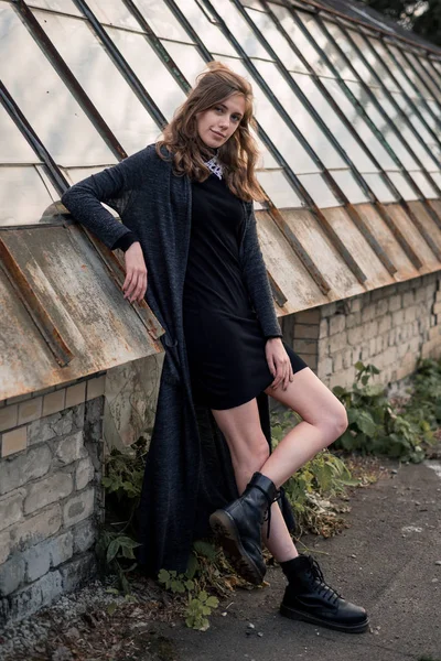 Cam yapıları yakınındaki siyah ceketli güzel kız